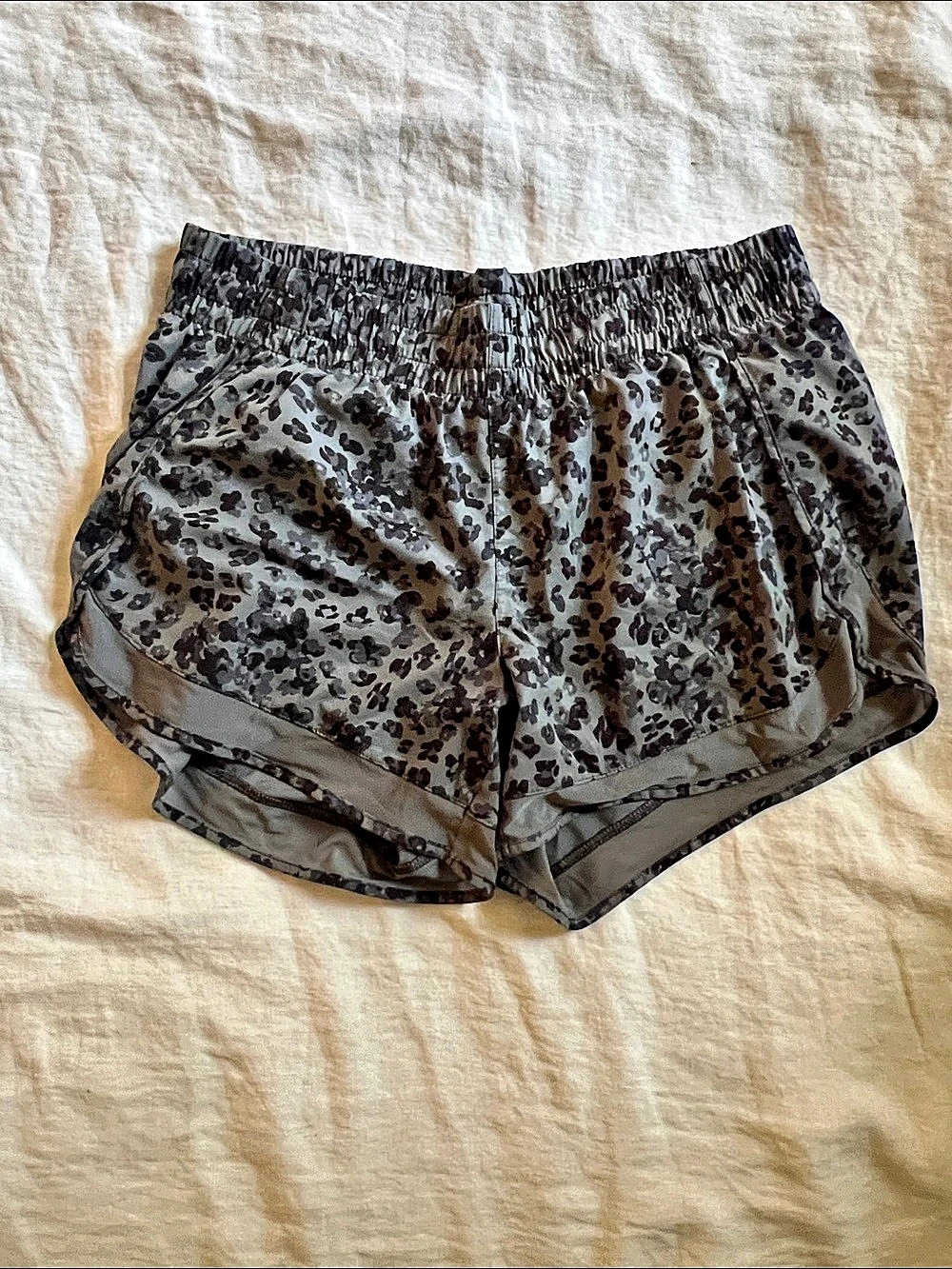 Athleta Mesh Racer Run Mid Rise 4" Short Shorts Gray & Black